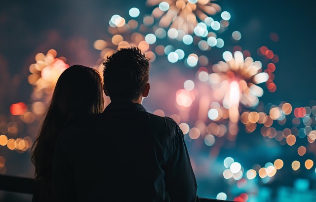 花火大会を見るカップル