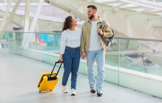 旅行に行くカップル