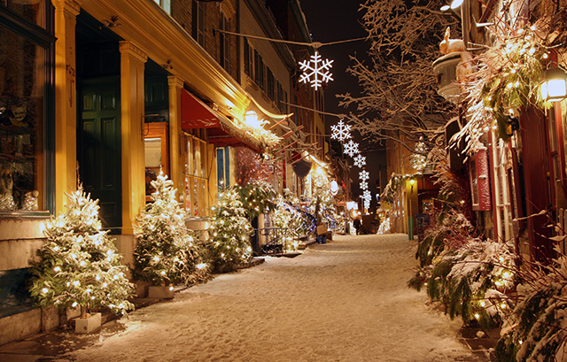 イルミネーションに彩られたクリスマスの街並み