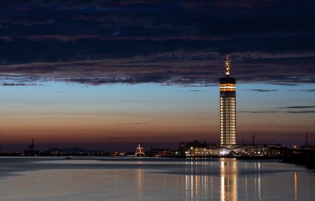 夕暮れ時のポートタワーセリオン