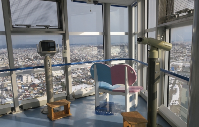 ポートタワーセリオン展望室のカップルベンチ