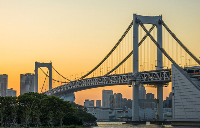 夕暮れ時のレインボーブリッジ
