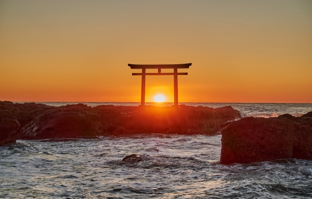 大洗磯前神社の鳥居に重なる沈む夕日