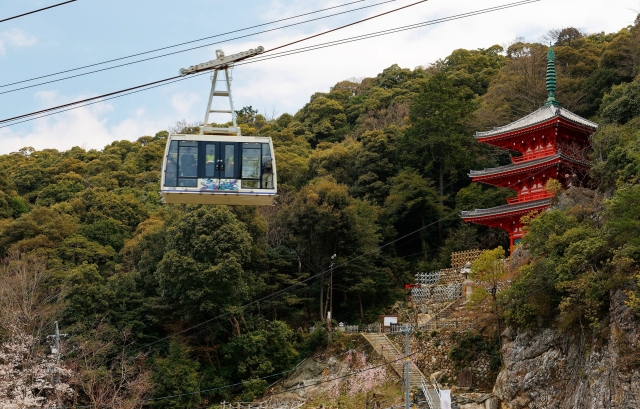 金華山のロープウェーと岐阜公園の三重塔