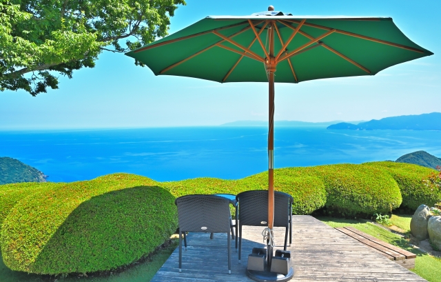 レインボーライン山頂公園から海を眺める光景