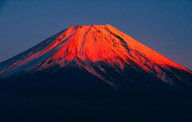 夕焼けに染まった富士山