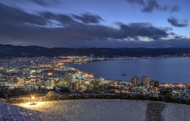 諏訪の街の夜景が見える夕方の立石公園