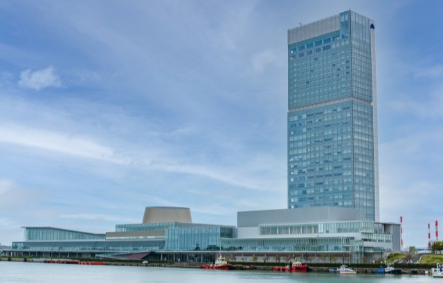 川に面した朱鷺メッセの万代島ビルと新潟コンベンションセンター