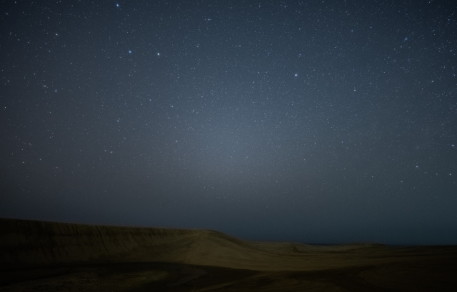 夜の鳥取砂丘と星空