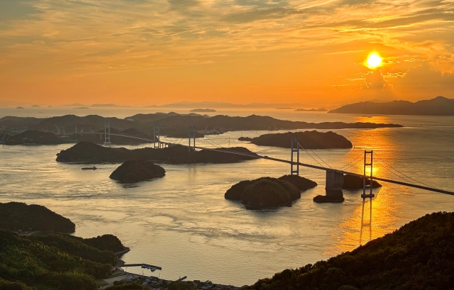亀老山展望公園から臨む夕暮れ時の来島海峡