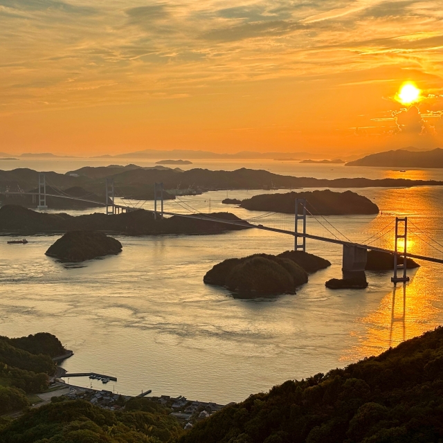 亀老山展望公園から臨む夕暮れ時の来島海峡