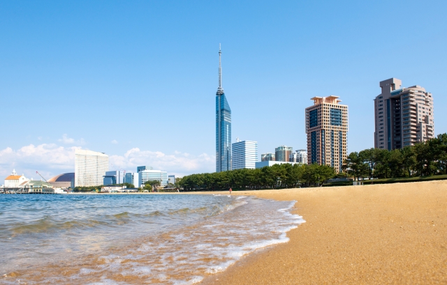 福岡タワーを臨むシーサイドももちエリアのビーチ