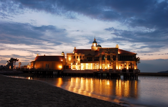 シーサイドももちエリアに浮かぶ結婚式場のライトアップ