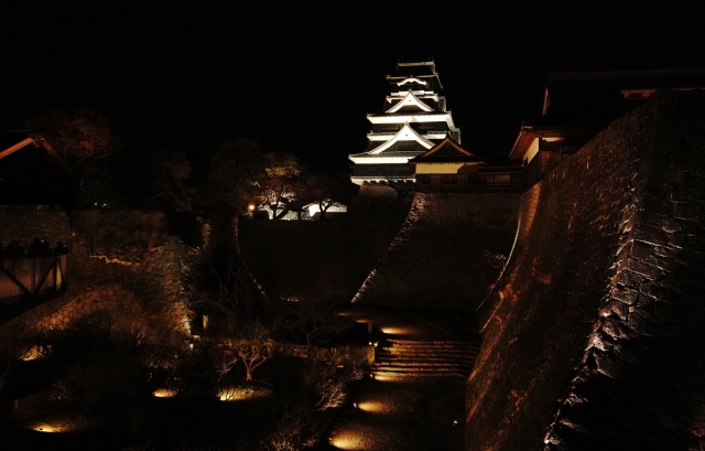 ライトアップされる夜の熊本城