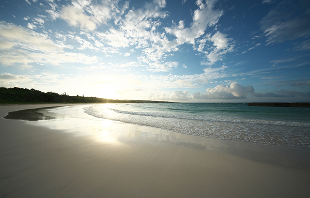 夕暮れ時の渡具知ビーチ
