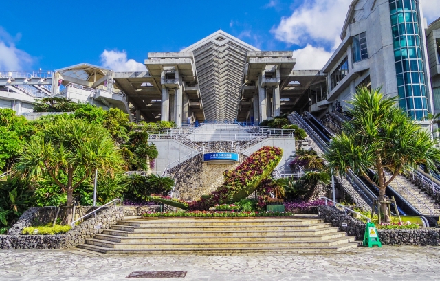 美ら海水族館の正面