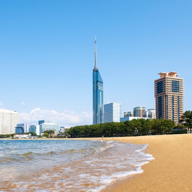 福岡タワーを臨むシーサイドももちエリアのビーチ