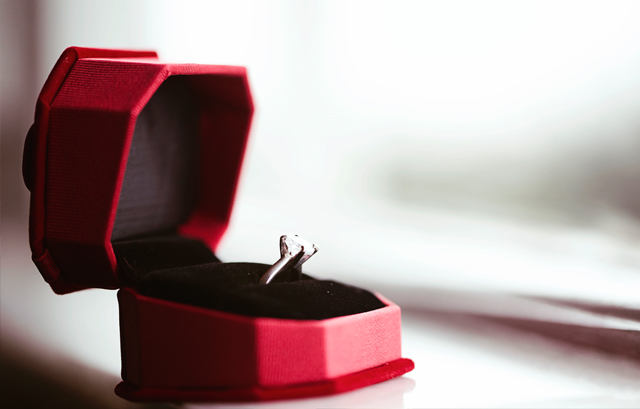 赤い指輪ケースに入った婚約指輪