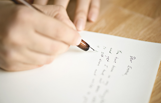 手紙を書く様子