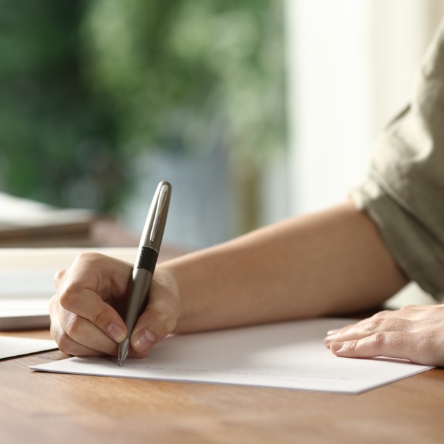 手紙を読んでいてる様子