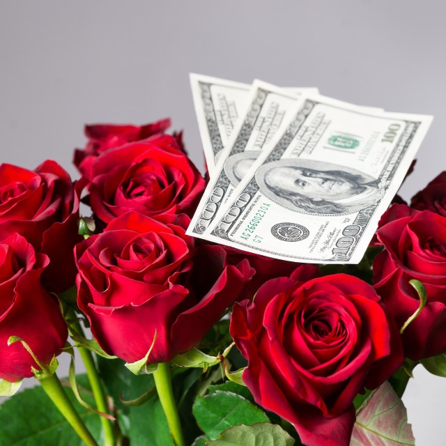 お金とバラ