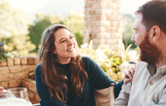 話し合うカップル