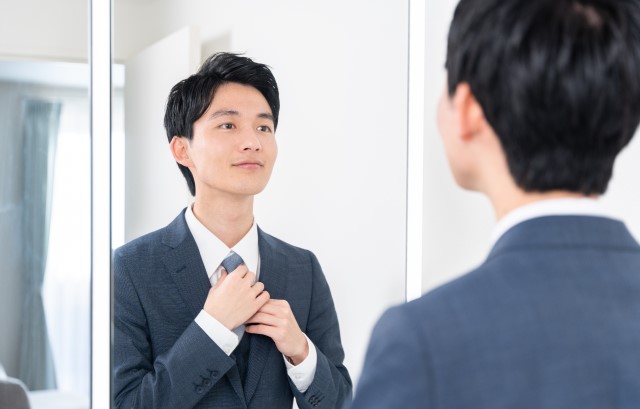 スーツを着る男性