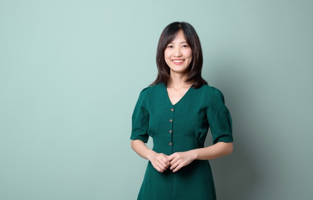 ワンピースを着る女性