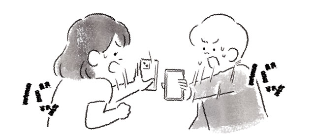 スマホを見せ合う