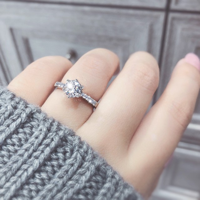 婚約指輪をつけた女性の左手