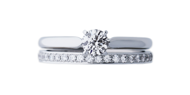 NIWAKA の婚約指輪 花篝（はなかがり）と婚約指輪 フェイスYF02 を重ねづけ
