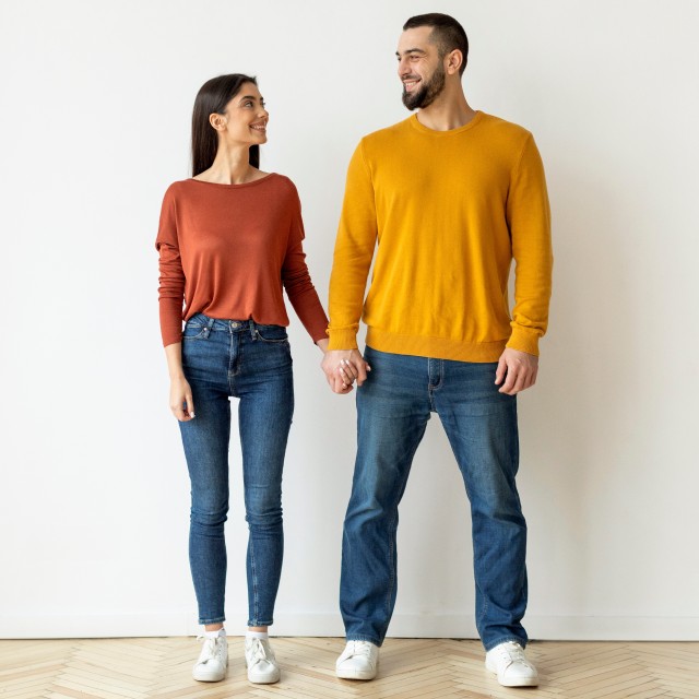 手をつなぐカップル