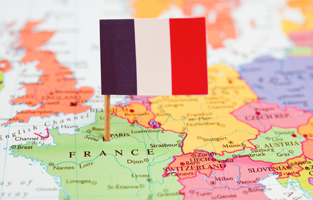 地図上のフランスの位置にフランス国旗が刺さっている様子