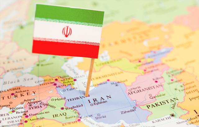 地図上のイランの位置にイラン国旗が刺さっている様子