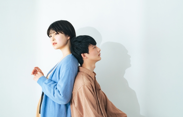 背中合わせのカップル