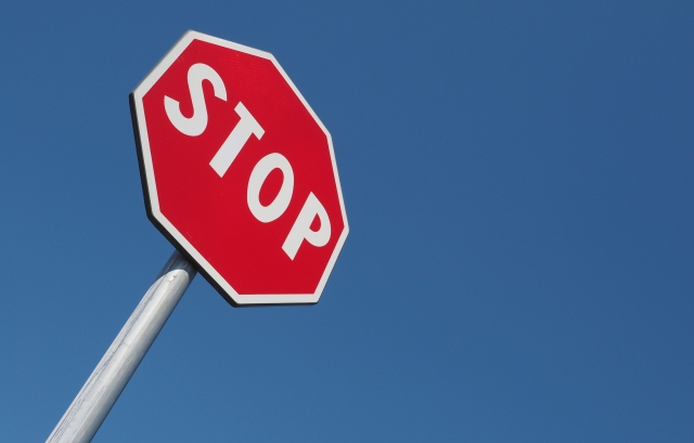 「STOP」の道路標識