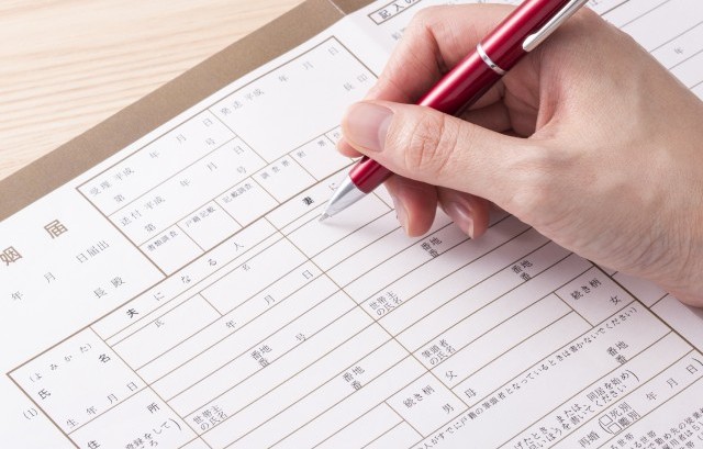 婚姻届を記入する手元