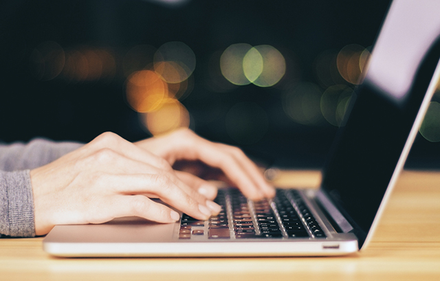 パソコンを触る様子