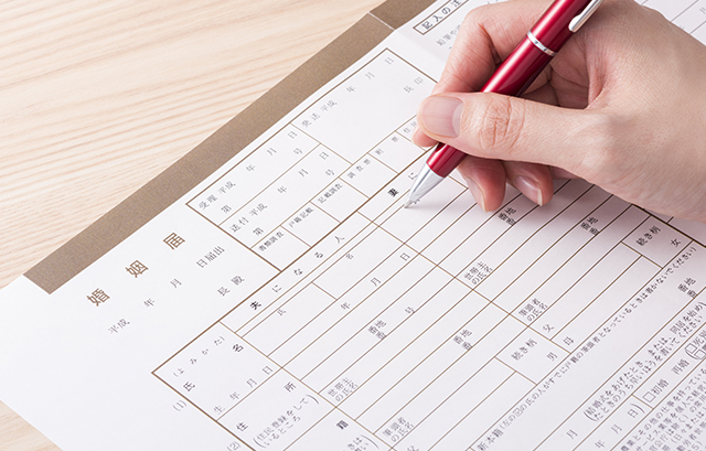 婚姻届を記入する様子