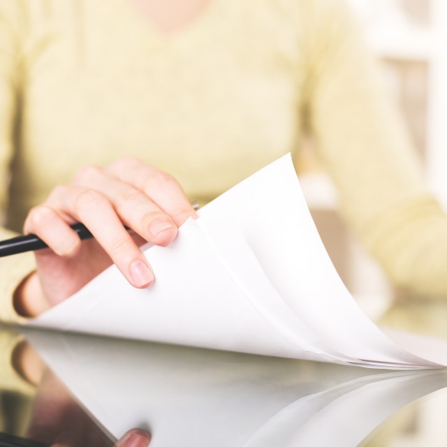 紙をめくる様子