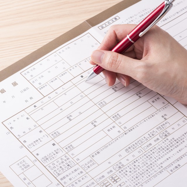婚姻届に記入する様子