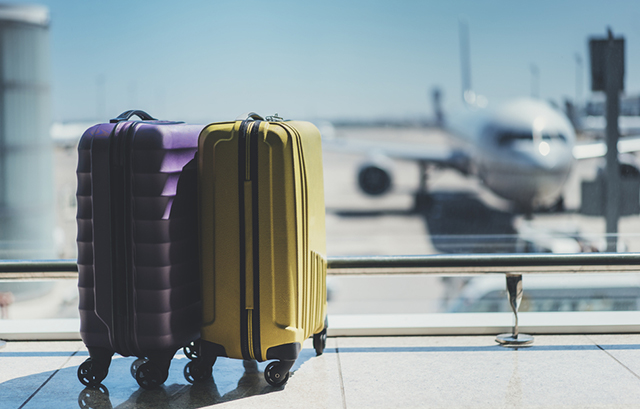 空港とスーツケース