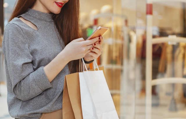 買い物をする人