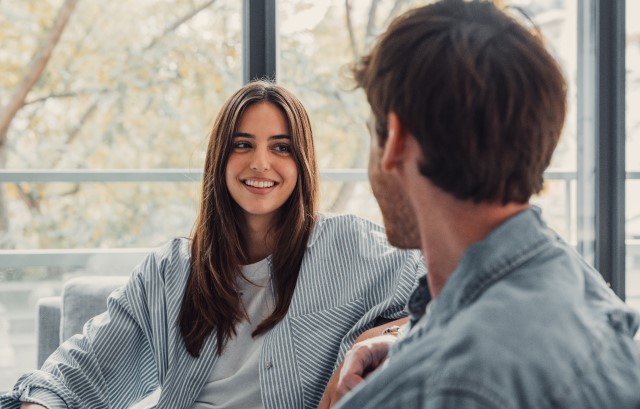 話し合いをするカップル