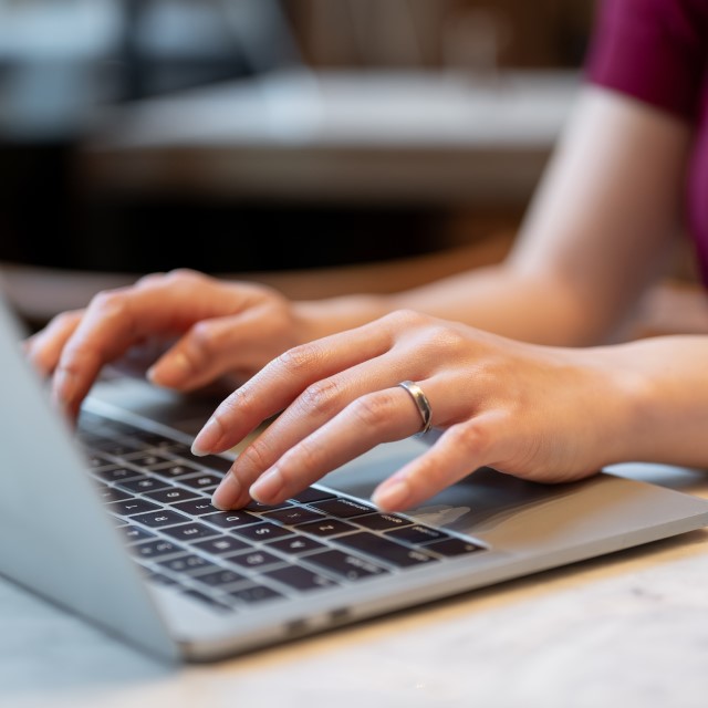 日常生活で指輪をつけている様子