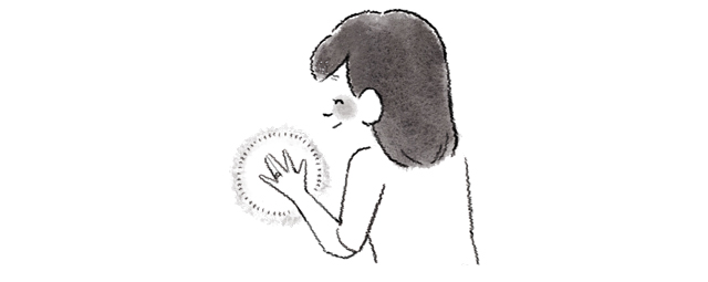 指輪を嬉しそうに眺める女性