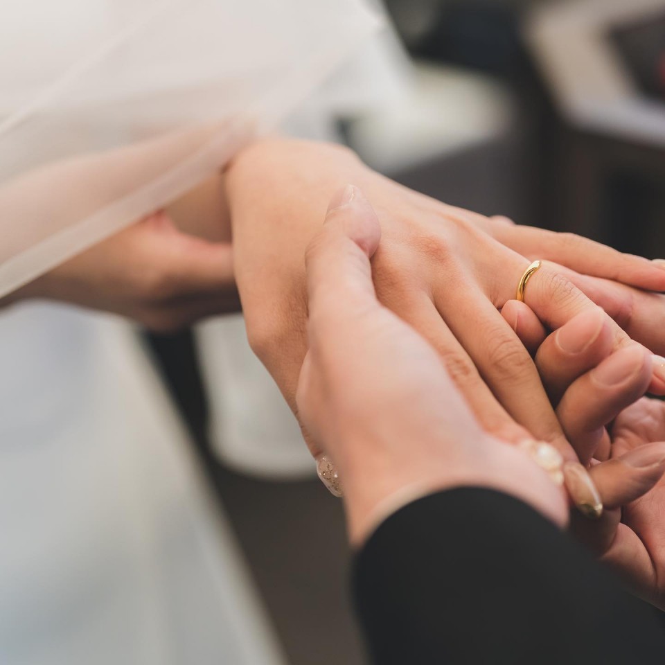 結婚式での指輪交換のシーン