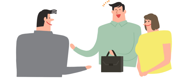 受付係からバッグを受け取る男性