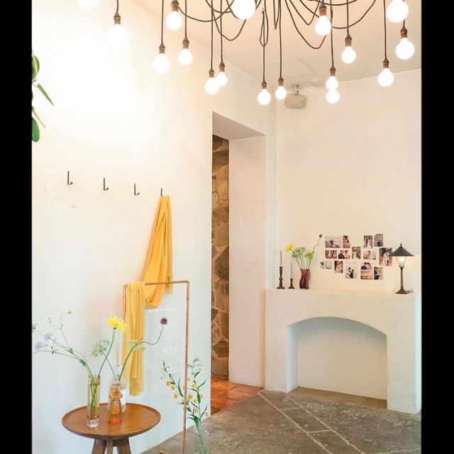 シンプルに飾り付けた開放感のあるウェルカムスペース