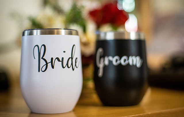 Groom Brideサインのあるマグ